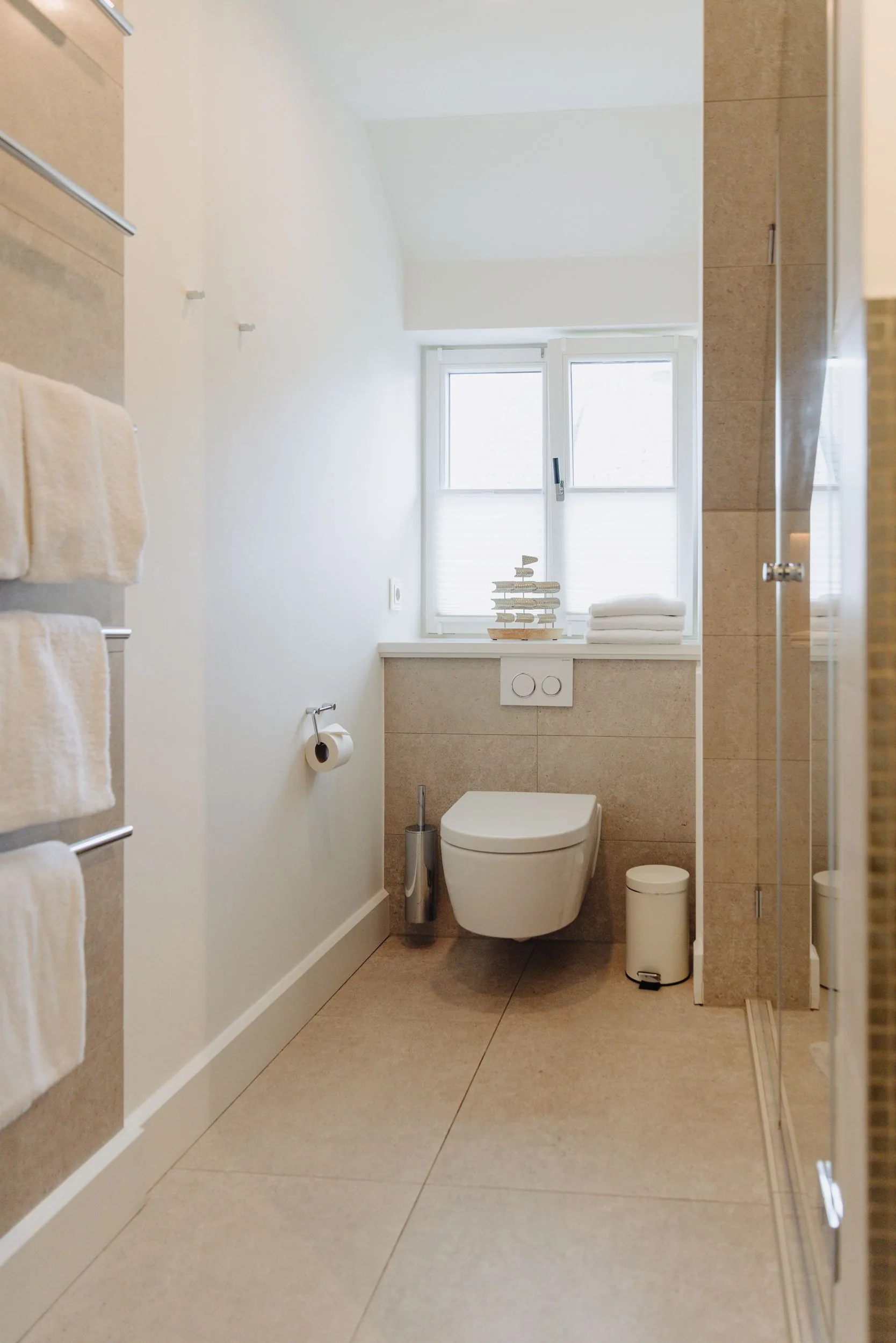 Ferienwohnung Wellenbrecher Sylt – Badezimmer mit WC und Dusche