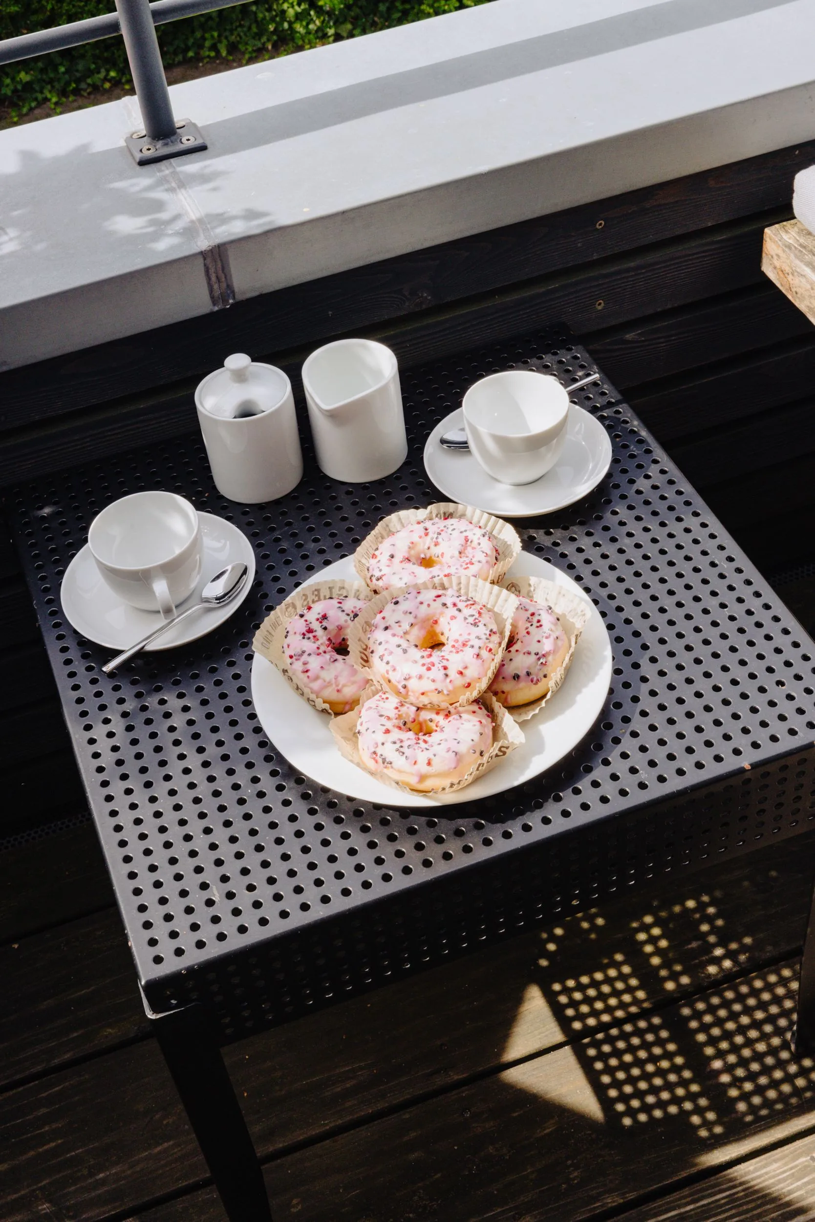 Ferienwohnung Wellenbrecher Sylt – Balkontisch mit Kaffee und Kuchen