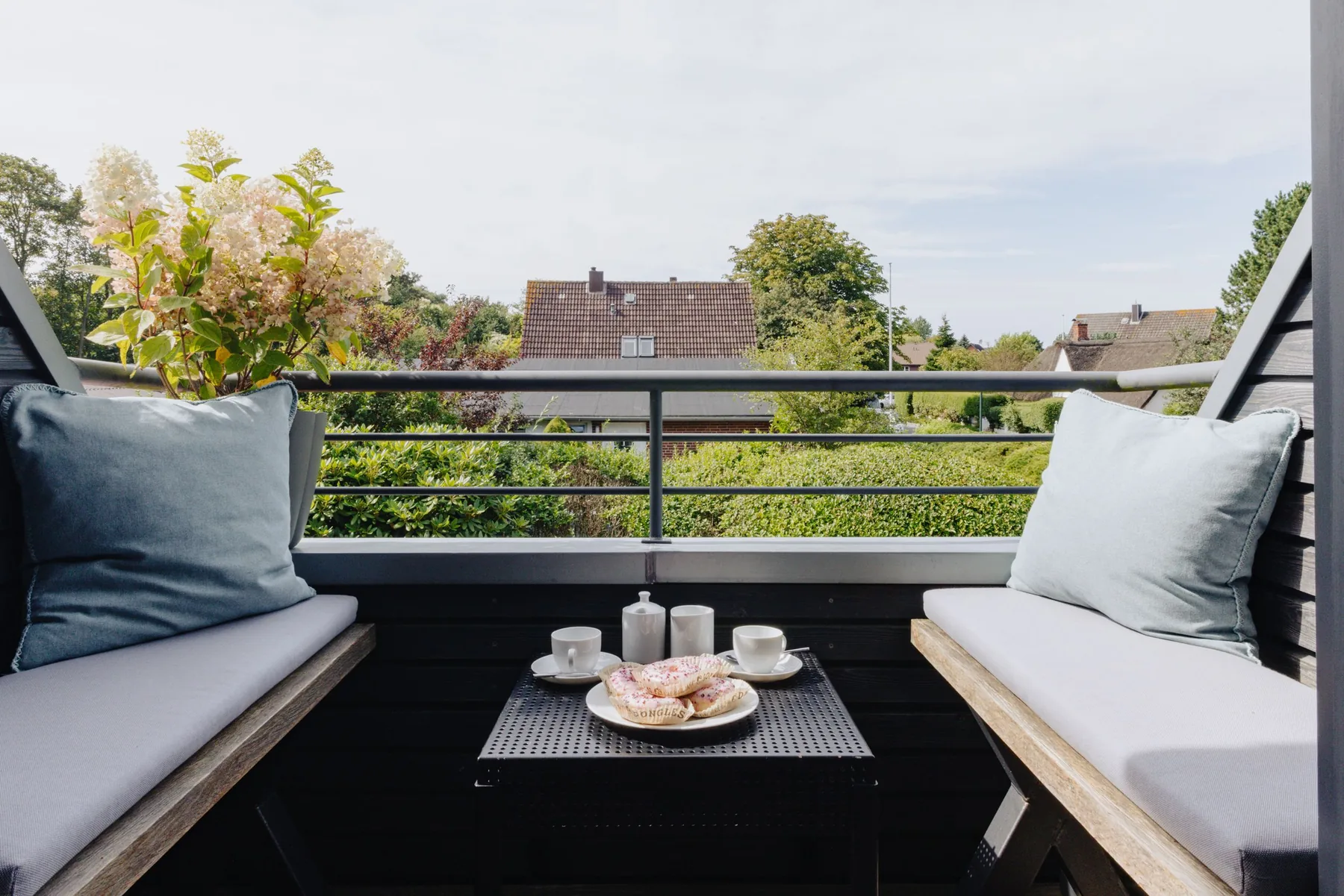 Ferienwohnung Wellenbrecher Sylt – Balkon mit Kissen und Ausblick