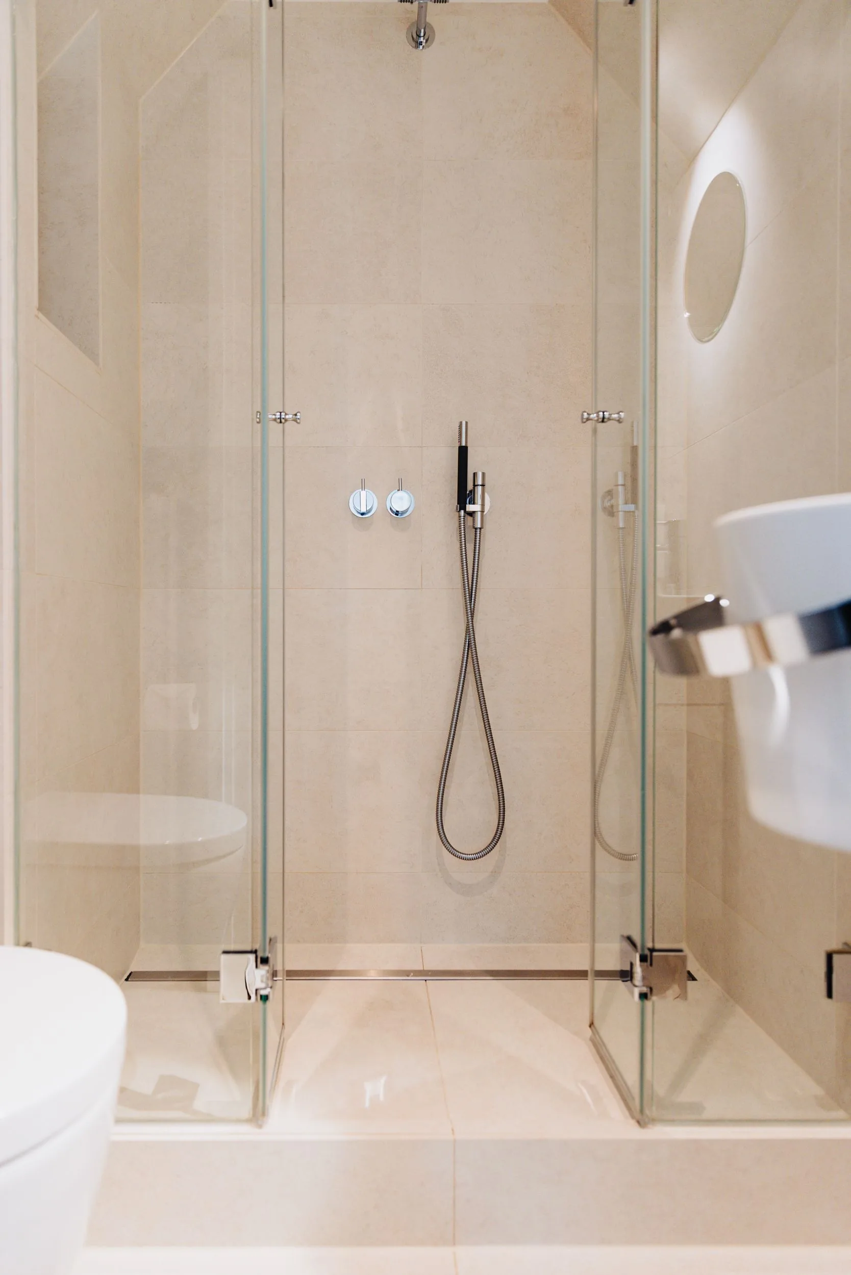 Ferienwohnung Wellenbrecher Sylt – Dusche mit Glasabtrennung