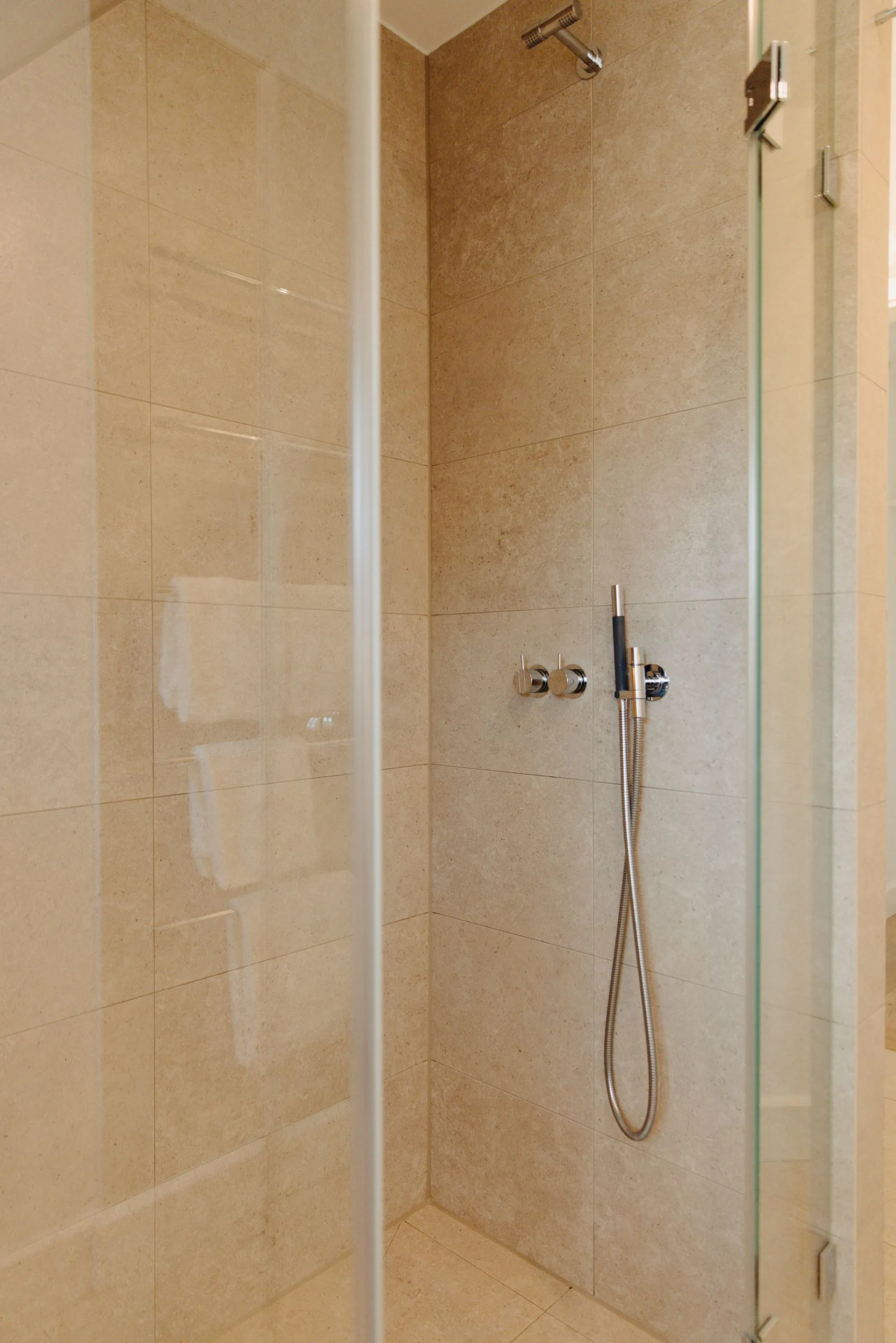 Ferienwohnung Wellenbrecher Sylt – Dusche in Steinoptik