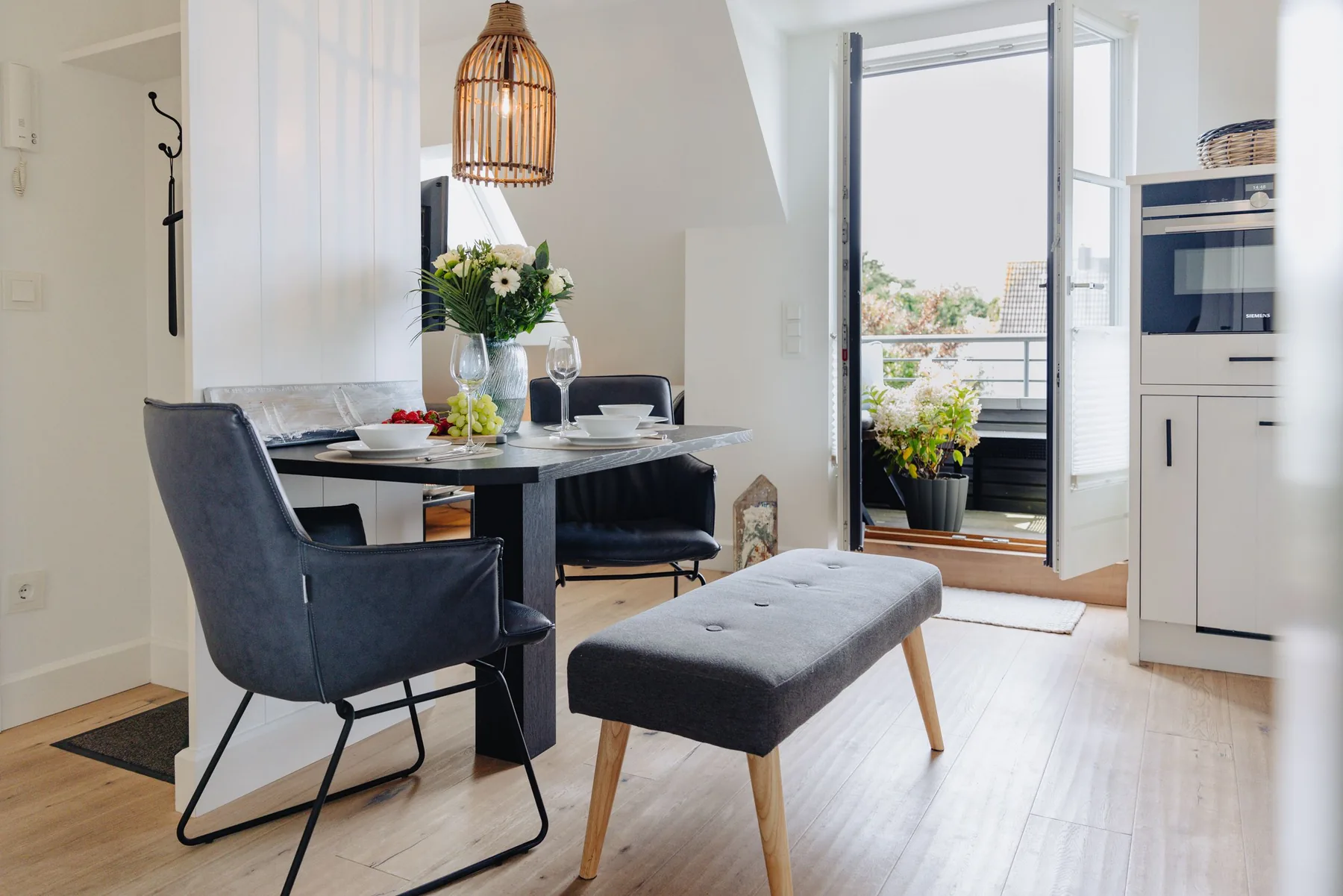 Ferienwohnung Wellenbrecher Sylt – Essplatz mit Blick zum Balkon