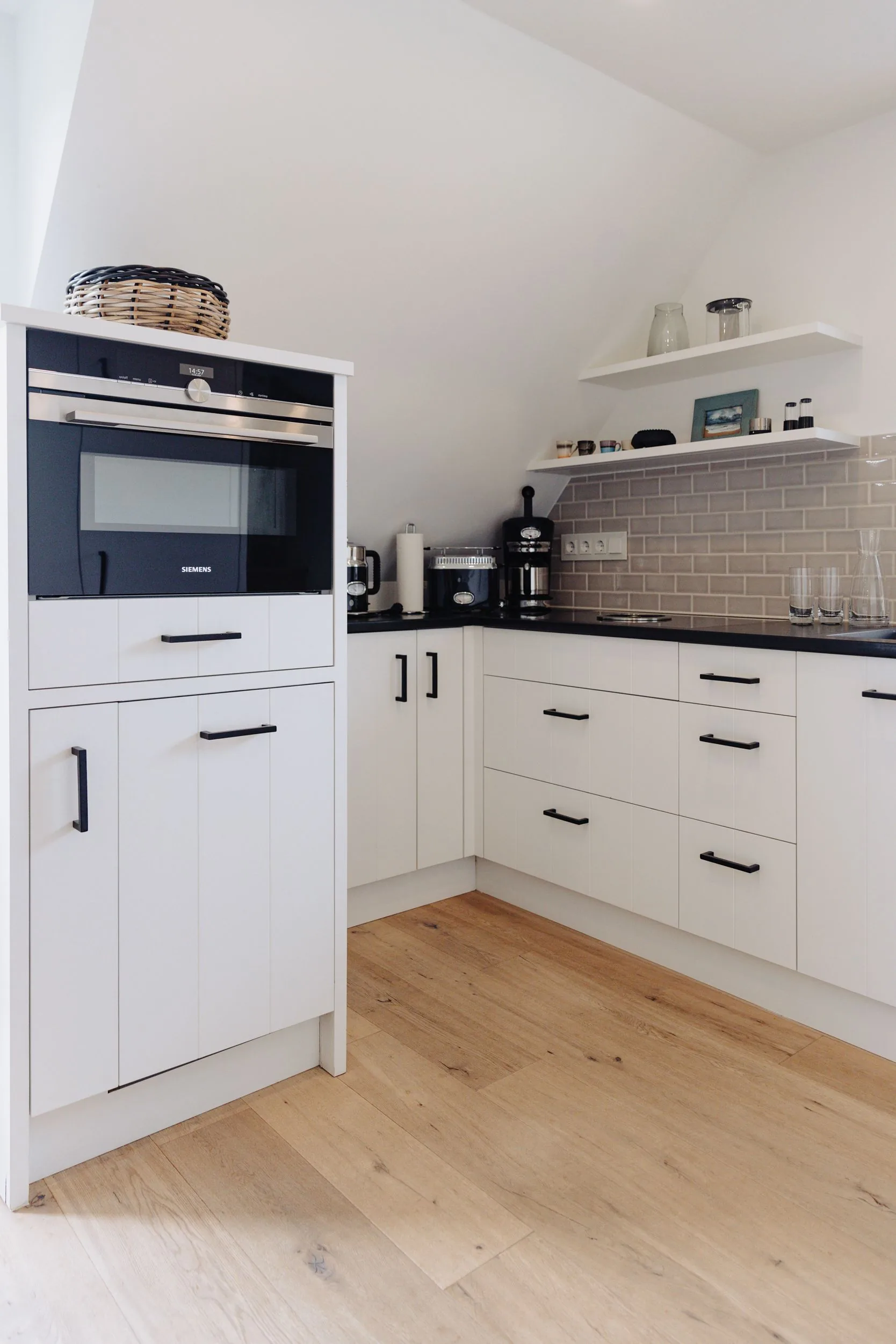 Ferienwohnung Wellenbrecher Sylt – Küchenzeile mit Backofen