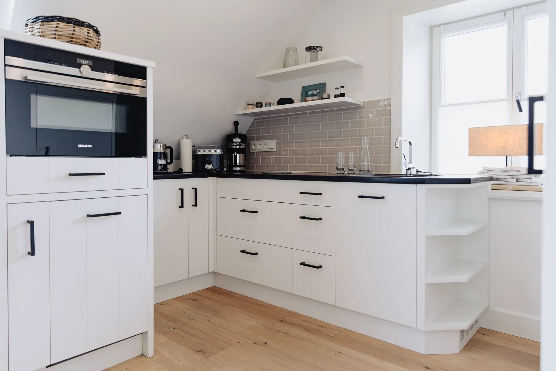 Ferienwohnung Wellenbrecher Sylt – helle Küche in ganzer Länge
