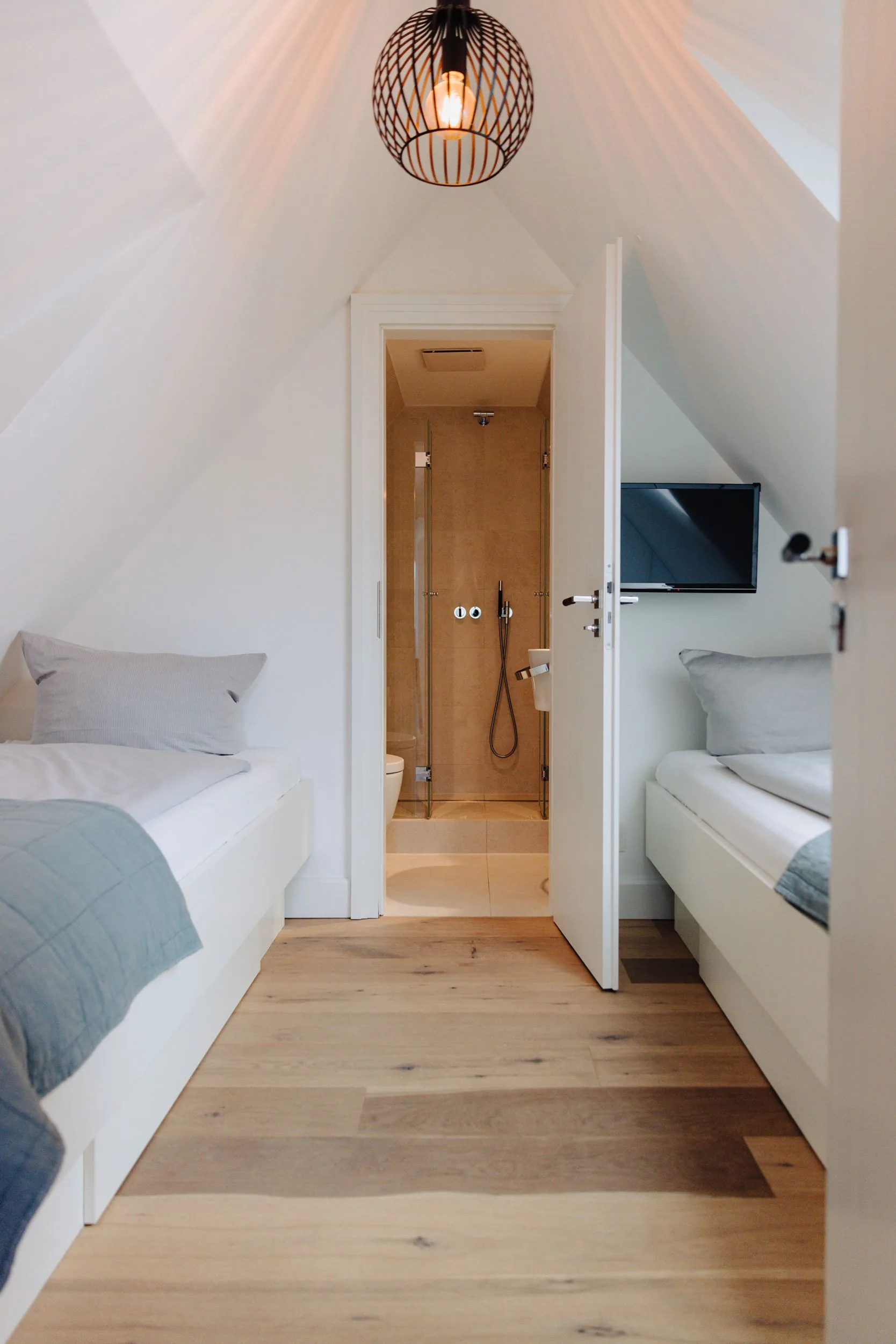 Ferienwohnung Wellenbrecher Sylt – Schlafzimmer im Dachgeschoss mit zwei Einzelbetten