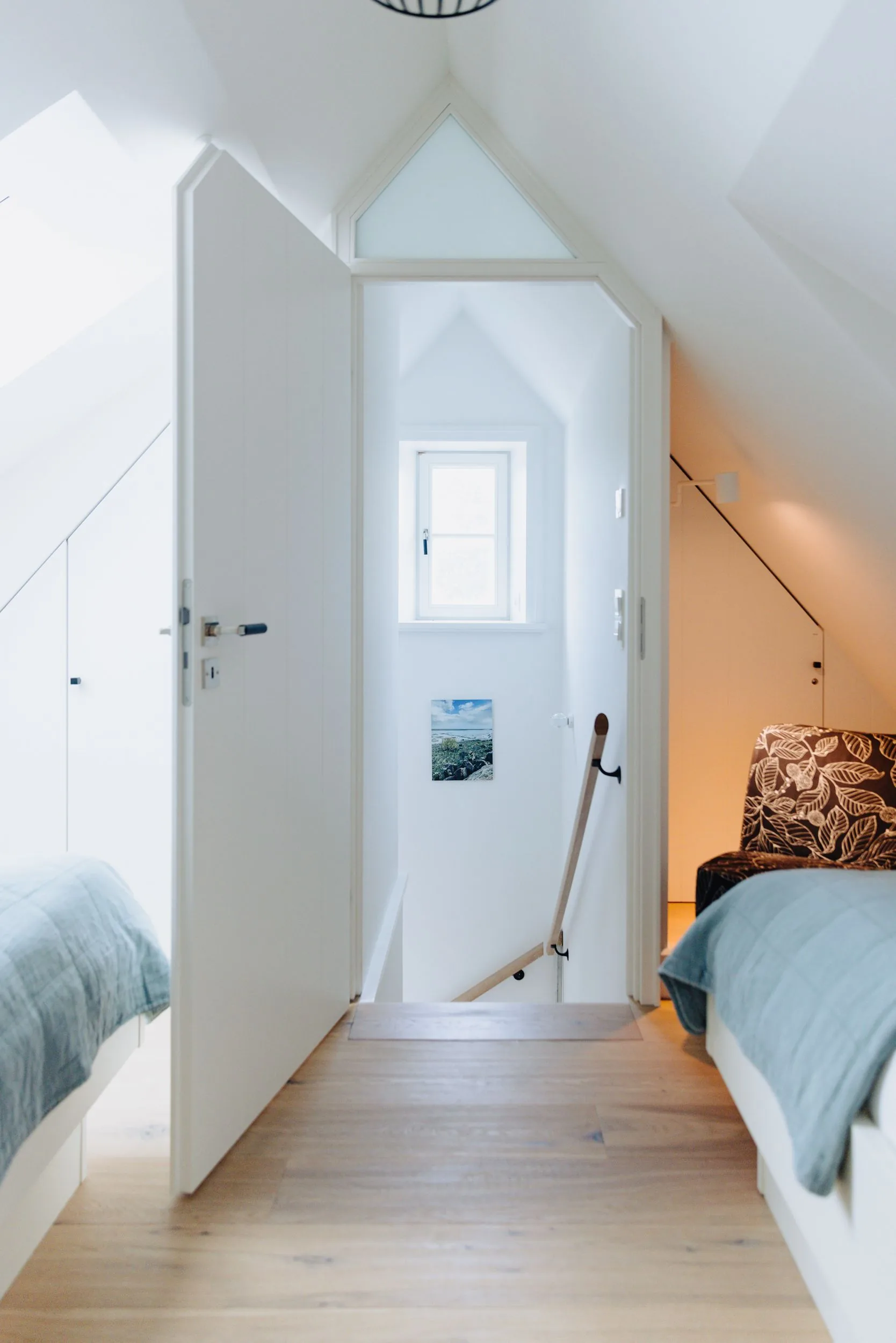Ferienwohnung Wellenbrecher Sylt – Schlafbereich unter der Dachschräge