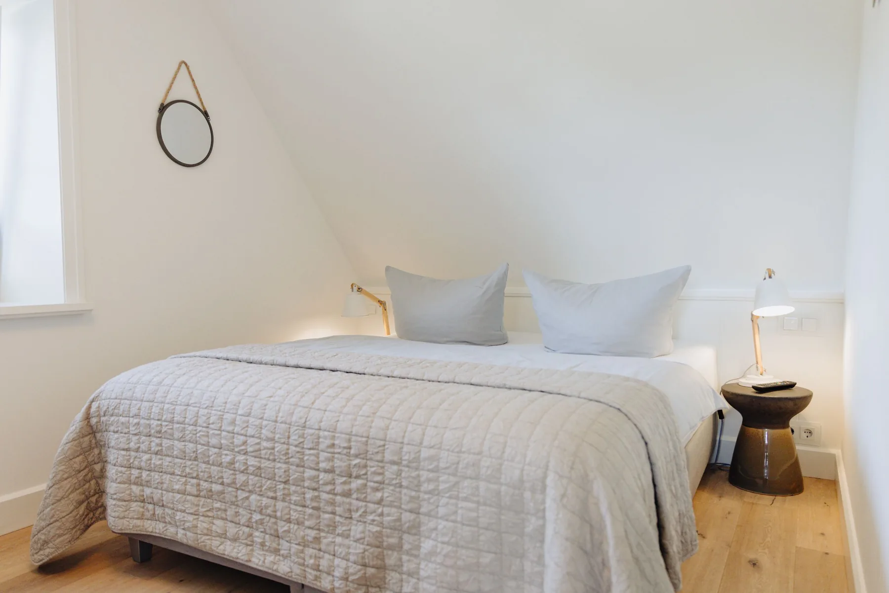 Ferienwohnung Wellenbrecher Sylt – Schlafzimmer mit Boxspring-Doppelbett