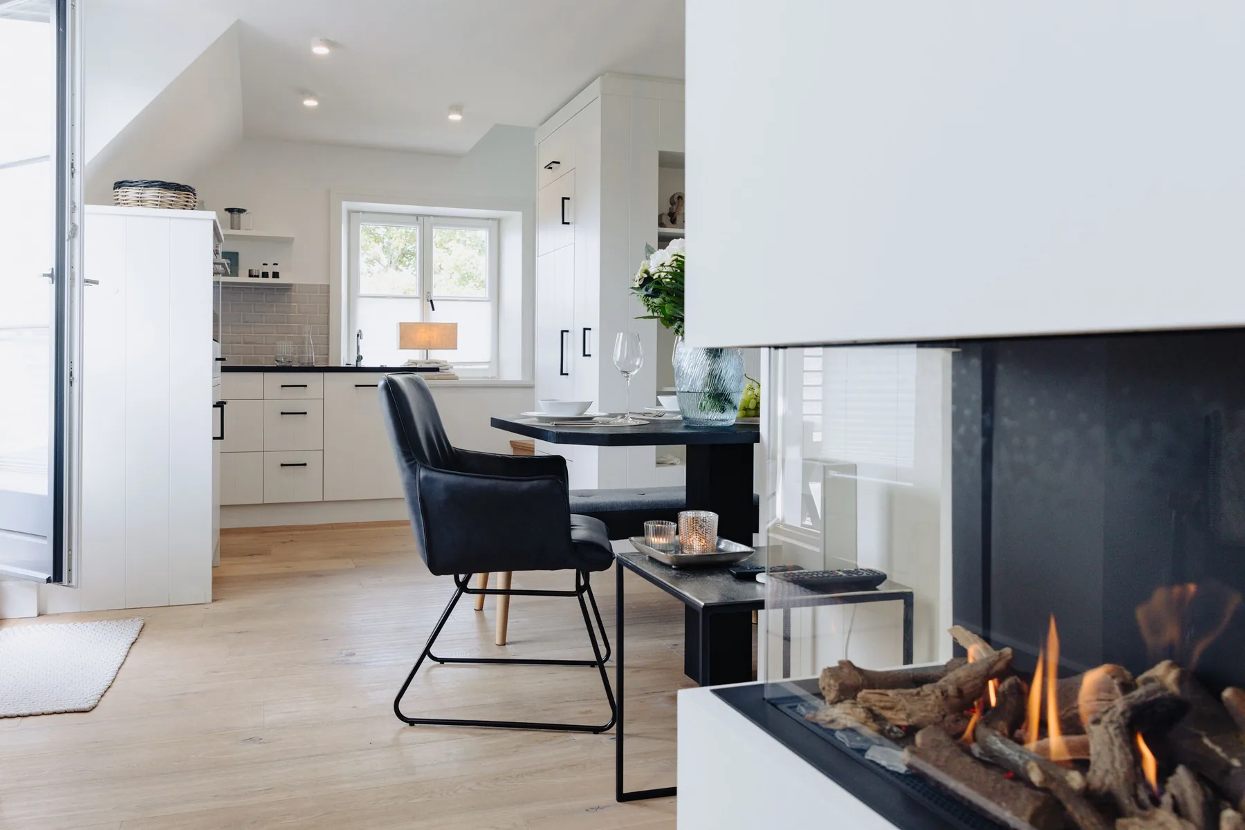 Ferienwohnung Wellenbrecher Sylt – Blick von der Küche zum Kamin