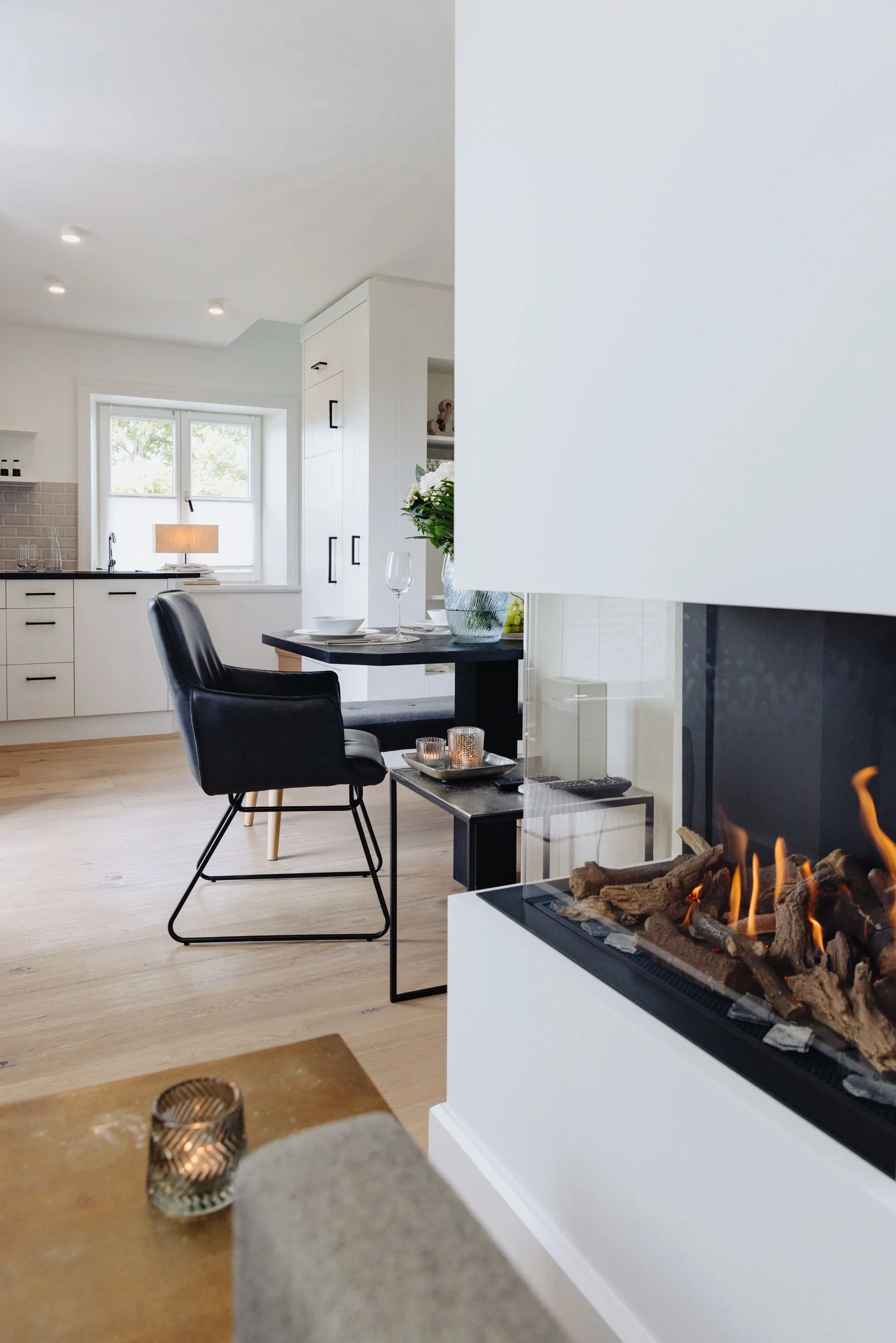 Ferienwohnung Wellenbrecher Sylt – Wohnbereich mit Kamin