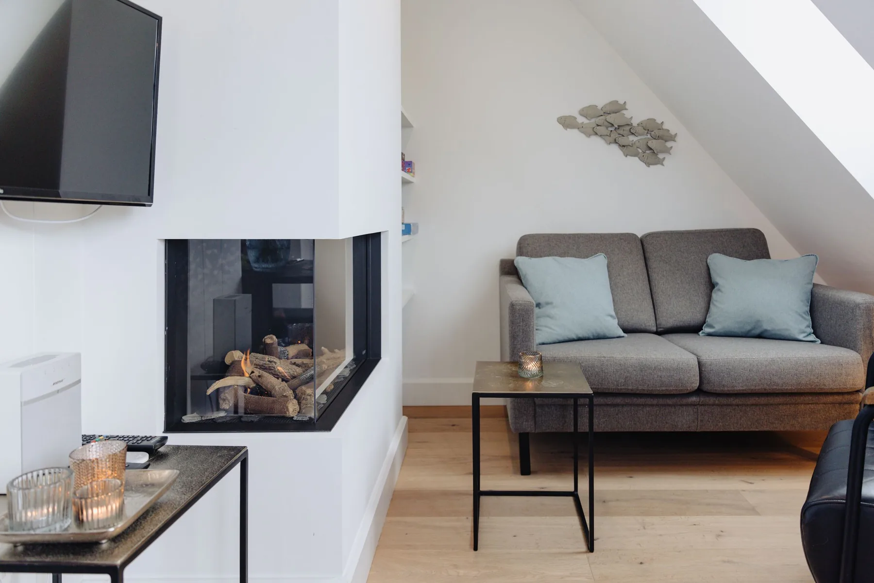 Ferienwohnung Wellenbrecher Sylt – Gaskamin mit gemütlicher Sofaecke